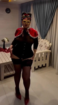 Stepmom with a Big Ass Dances and Seduces with Her Anal Plug in the Ass