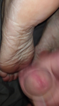 Băiatul din nailon inseminează tălpile picioarelor mele vechi