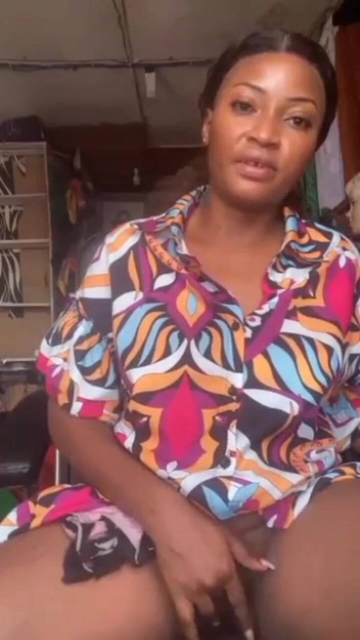 Me and my new slut: 一个饥渴的妈妈在她的商店为她的情人在公共场合自慰