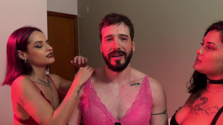 Quente club: 레이디 MILF와 썩은 비너스가 미스터 벨벳으로 예상치 못한 변신을 합니다.