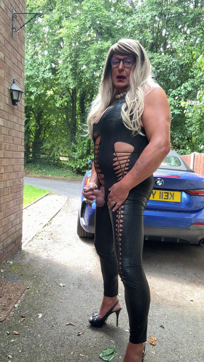 Kellycd2022: Sexy transvestiert kellycd2022 in schwarzem pvc-catsuit und high heels