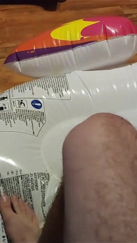 Deflating mého nafukovacího jednorožce nohama