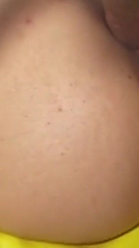 Busty brunette deepthroats con cu dày và được ngón tay ướt át