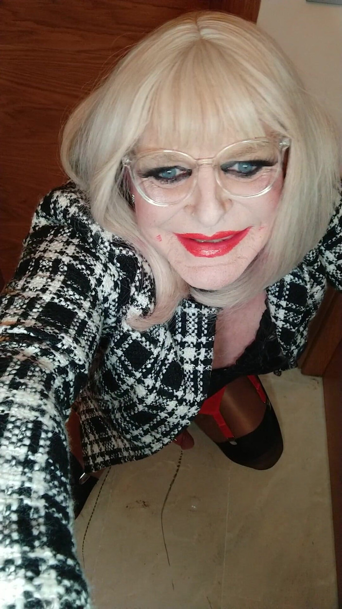 Emma Browne: Crossdresser tại Play