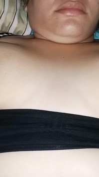 吮吸她丰满的乳头，把水果冰淇淋涂抹在她美丽的天然乳房上