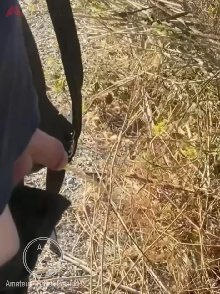 AmateurBoysPissing: Chlapec sledoval svou rovnou kamarádku, která si šla vychcat