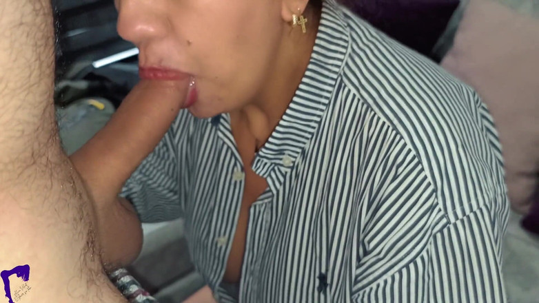 AlinaVelvet: Збуджена дружина смокче член кур'єра, поки її чоловік приймає душ і ковтає всю його сперму