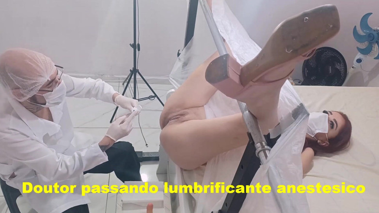 Fanny squirting: Il ginecologo soffia un dito nel culo del paziente!