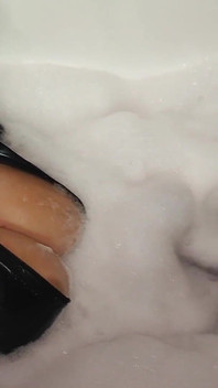 Tomando un baño en un catsuit de látex trasero