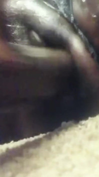 Golpeando mi gordo coño mojado con un consolador de 12 pulgadas acabando duro