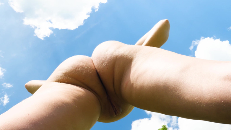 Peaches and Bananas: Prim-plan cu pizdă pe plaja de nudiști porno