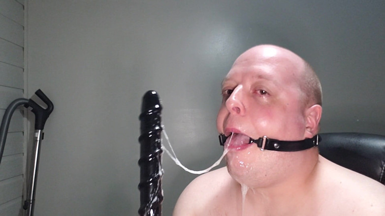 Charlieboy69: Natte diep in keel van 30 cm dildo met mondknevelring