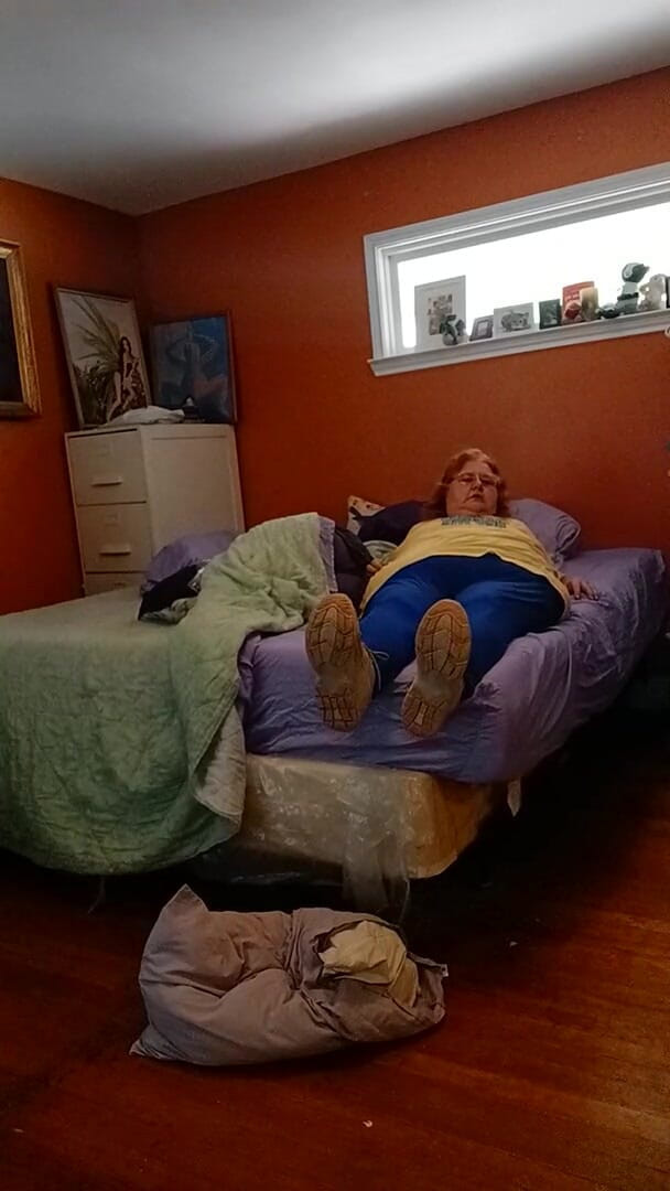 BBW nurse Vicki adventures with friends: Stinky Tennis Shoes Pewwwee