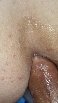 Un Inconnu Avec Du Sperme Dans Le Cul D’une Baise Chaude Avec Son Papa