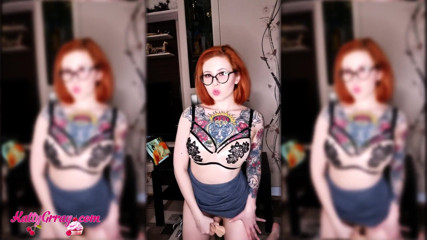 Katty Grray: 딜도를 빨고 채찍으로 엉덩이에 스팽킹하는 스타킹을 신은 발정난 교사