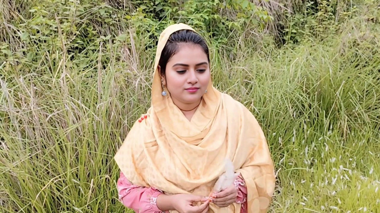 Angel Surovi Lata: Bhabhi Kampung Bangla India yang cantik di luar video kongkek...
