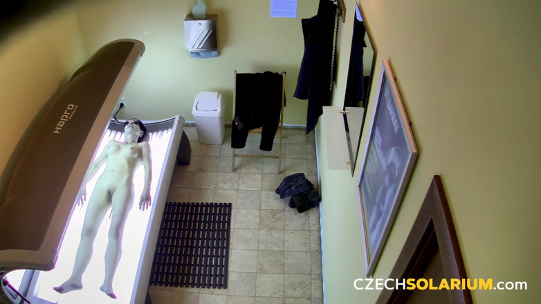 Czech Solarium: Solarium ceco 53: milf tettona prende in giro le sue enormi...