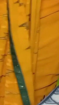 Indiancă frumoasă bhabhi în culoarea galbenă Sari.