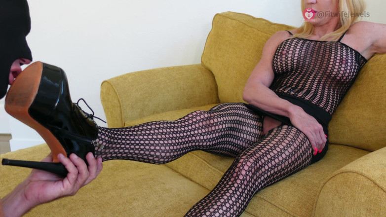 FitwifeJewels: Onderdanige slet zorgt voor mijn hakken en voeten
