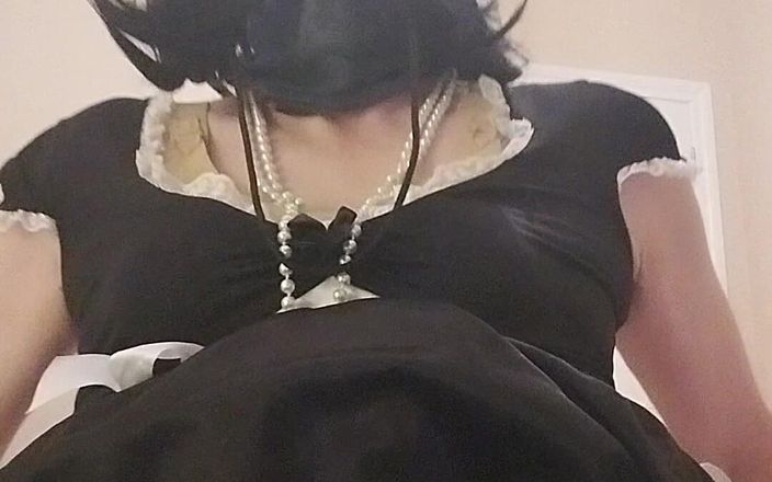 Cindy Belfast: Sissymaids Oblečení, Butt Plug &amp; Cumshot