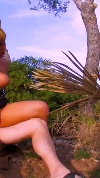 Gata rabuda fodida anal em atividades ao ar livre