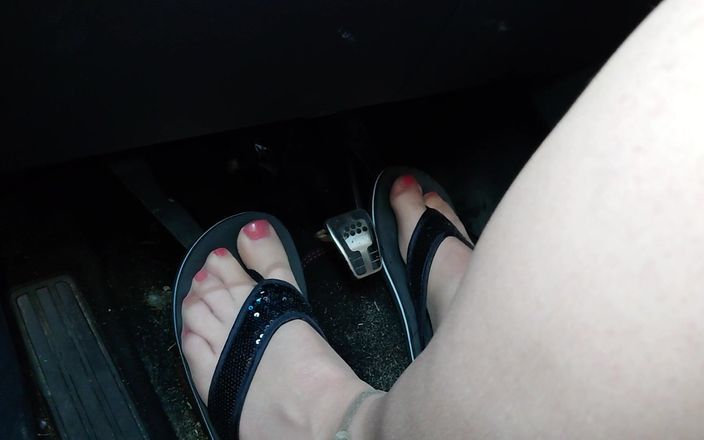 Carmen_Nylonjunge: Nylonfüße und flip-flops im auto