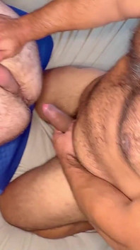 Des hommes poilus s’amusent avec Sans Pitié 3