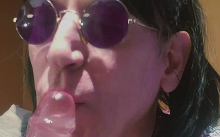 Daphne Desire: Kadın kılıklı sürtük tadına bakman için bardağa boşalıyor