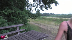 Miley Weasel: Une photo risquée dans les bois. Tout dans le cul !