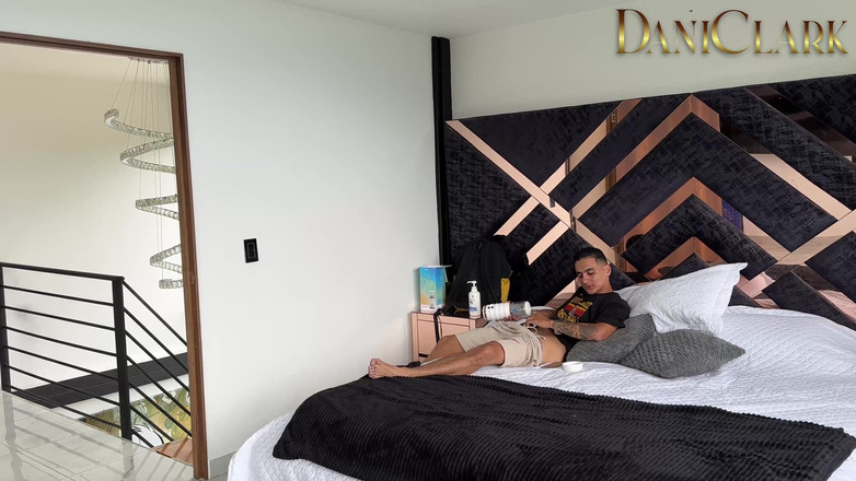 DaniClark: 내 의붓여동생은 내가 자위하는 것을 발견하고 우리는 결국 섹스를 하게 됩니다