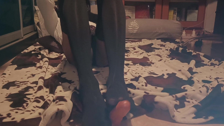 Ombunny: Penggoda zakar femme berkunci menggunakan kaki nilonnya
