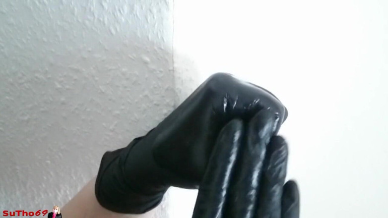 Sutho69: Estimulando você com minhas luvas pretas molhadas