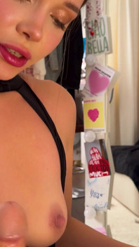 La ballerina gogo si è seduta su un cazzo duro