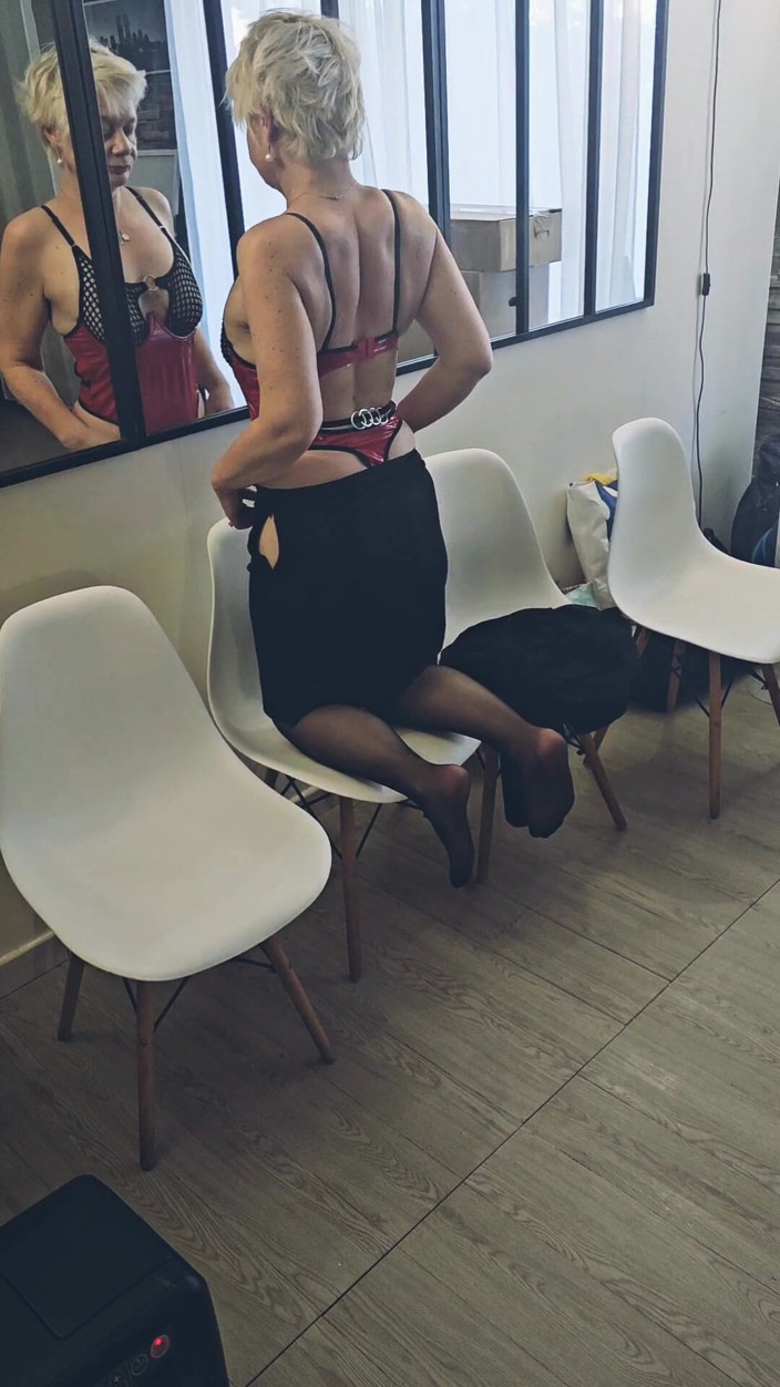 Sofy13: Miluješ můj velký zadek v mém sexy overalu, chtěl bys...