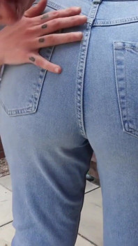 Baci lesbici e jeans Bagnando con rosa e carrie