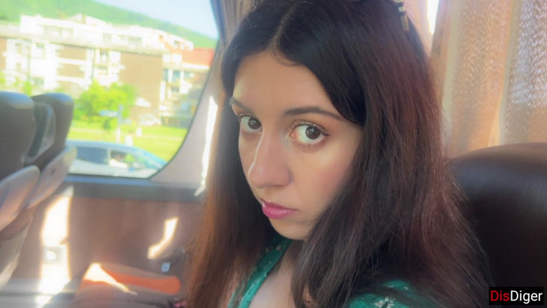 Dis Diger: 공공 버스에서 자지를 따먹는 미친 남자 - 하지만 머리를 잃지 않고 사정하는 데 도움이 되는 소녀