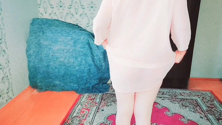 Kitty_Cross: Shemale yang suka bermain menunjukkan kuku diwarnakan dalam warna Pastel