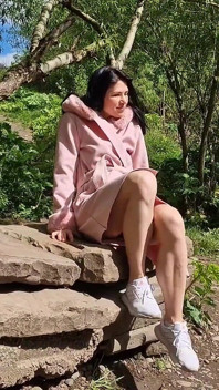 야외에서 다리를 벌리고 오줌 싸기