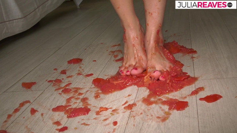 Kinky Bitches: Dia membuat jus tomat telanjang dan terangsang saat melakukannya