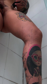 The giantess menjadikanmu tahanannya supaya kamu bisa nonton dia lagi cukur bulu jembutnya!