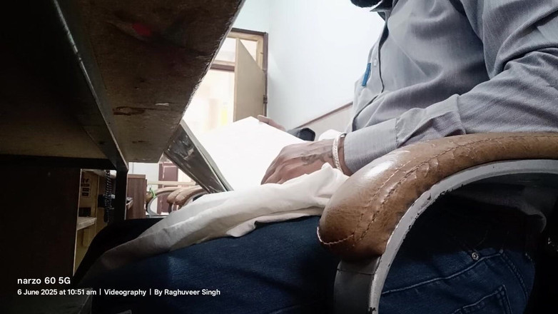 Rajasthani-old-lover: Desi Muž v kanceláři