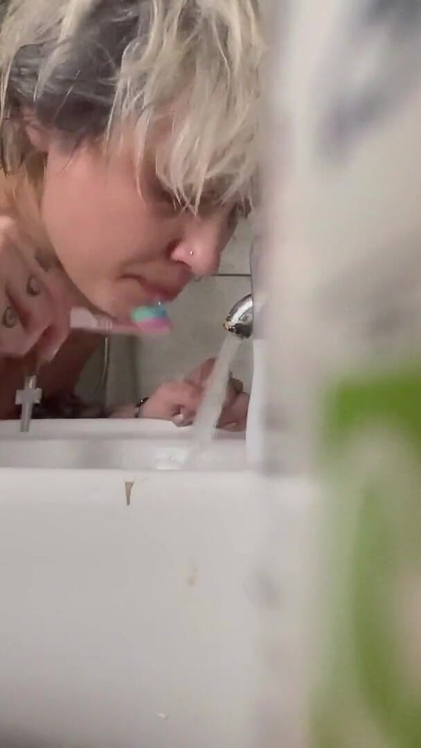 Glitterqueen1999: Giantess Tiny Secretly Watches Me Shower and Pee Eat Breakfast