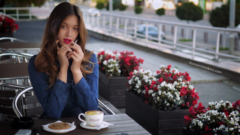 Russian Smokers: Si cantik rusia magnetik lagi asik mainin asap rokok