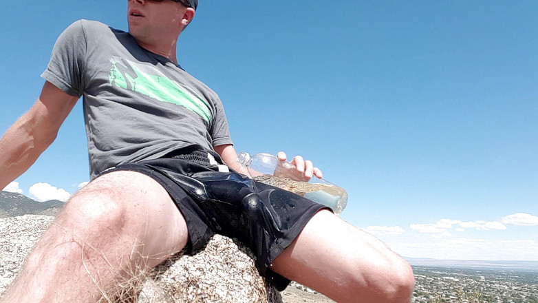 Lapetus: Nalévání chcaní po celých šortkách na výletě