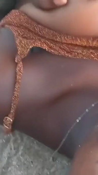 Ebenholz gibt blowjob in der Öffentlichkeit