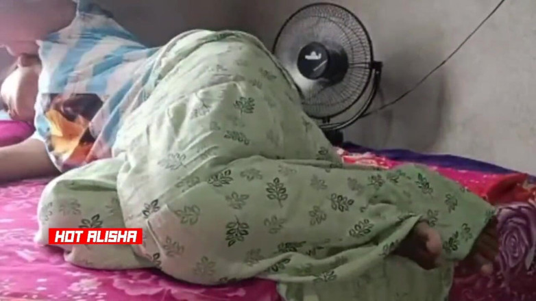 Hot Alisha: Гаряча індійська тінка дезі сексуальна дружина трахає тугу пизду з луадним стогоном