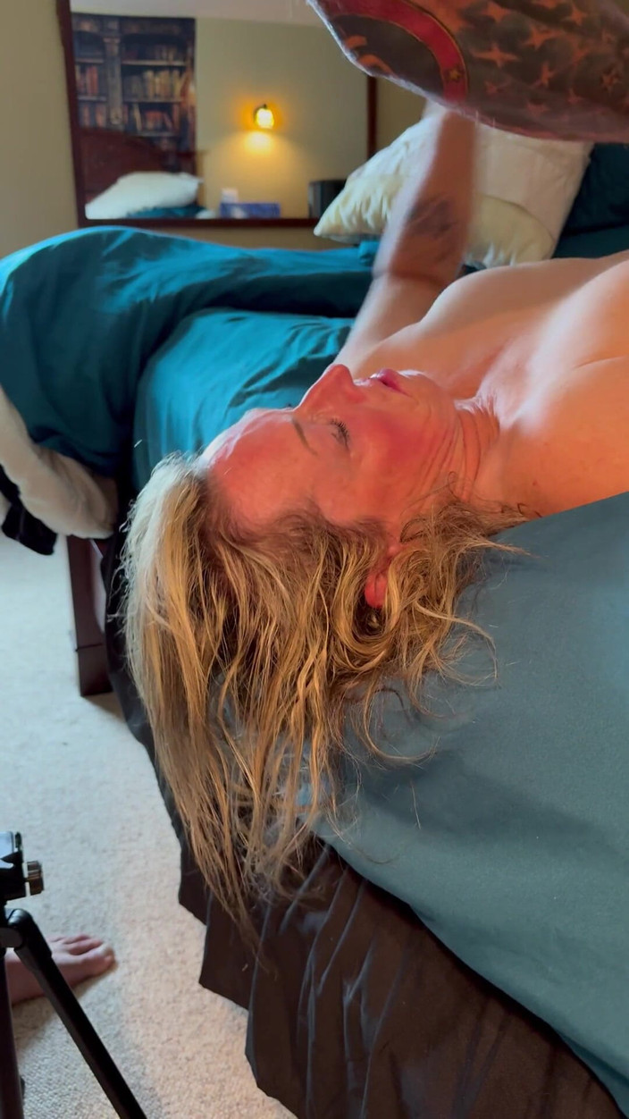 Bonewizzard69: La moglie porca succhia un bel cazzo e scopa, poi...