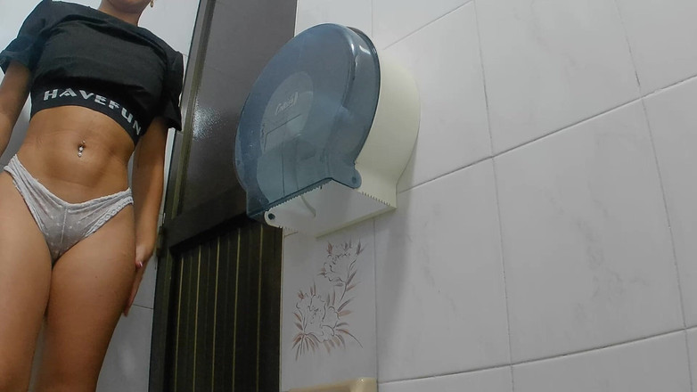 pampammedallo: Camera Înregistrează asistente care se pișă în baia publică