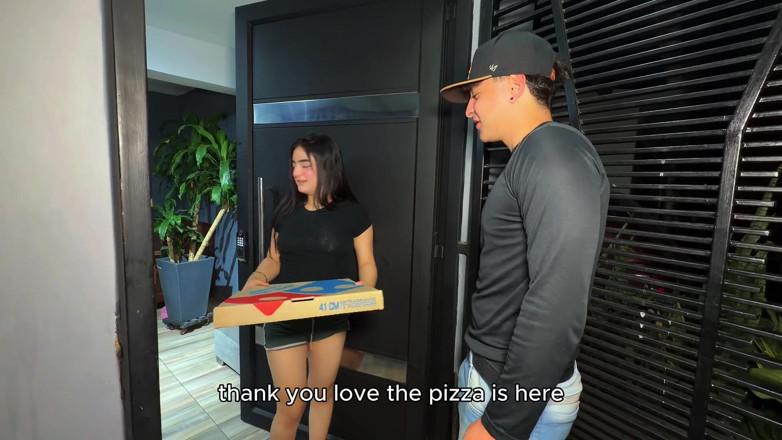 SaraRogeers: Dvě krásné kolumbijské dívky objednává rozvoz pizzy. Platí za službu...