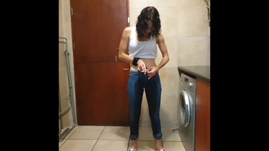 domslutfucker: Fată minionă care fumează se pișă în pantaloni în timp ce fumează...